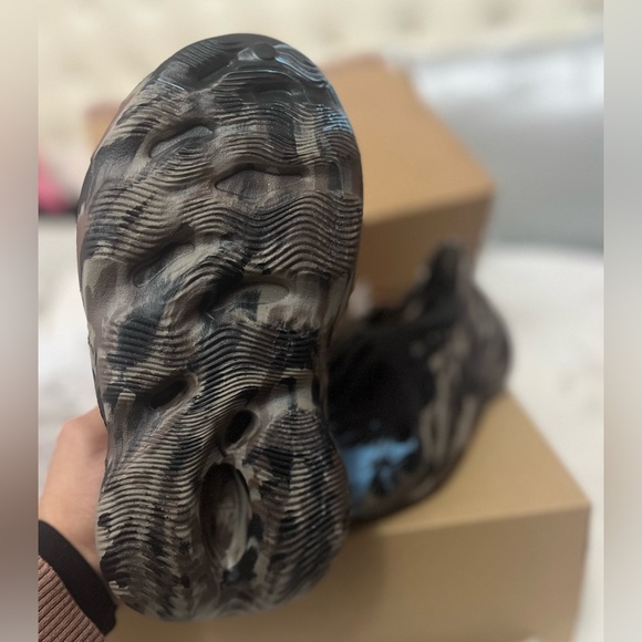 YEEZY FOAM RUNNER 'MX CINDER' - Picture 5 of 5